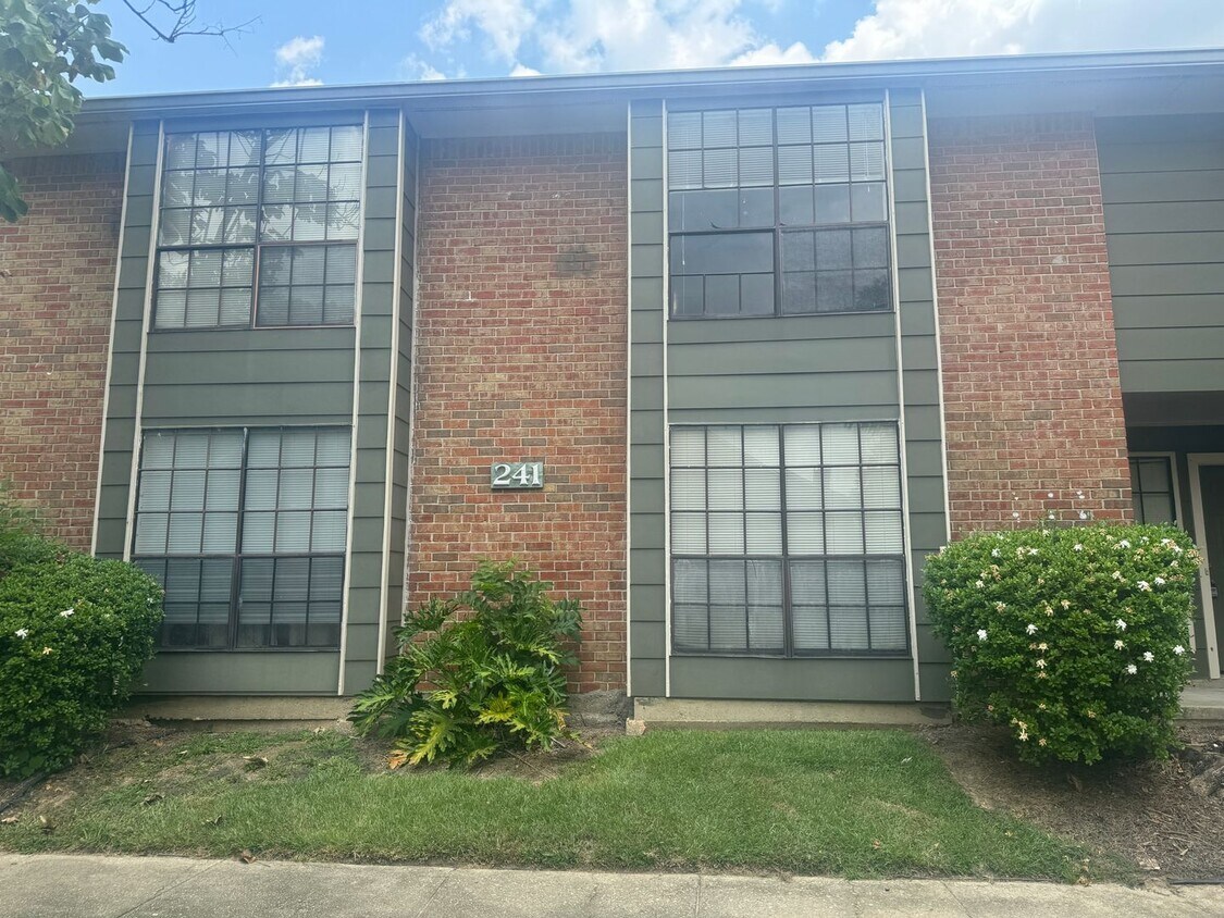 Foto del edificio - Beautiful 2 Bedroom Townhome Condo in One ...
