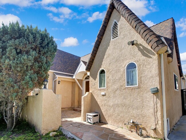 Building Photo - 203 S Stanley Dr