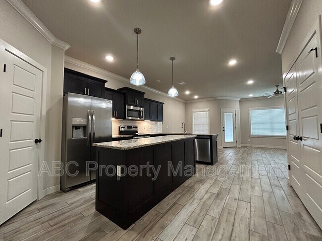 Building Photo - 3301 SW Hillstone Ave