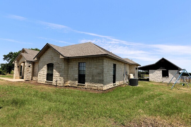 Foto del edificio - 5 Bed 4 Bath in Pilot Point