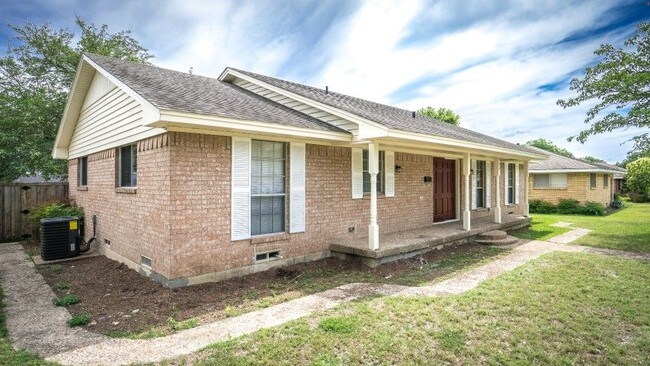 Building Photo - 902 Magnolia Lane