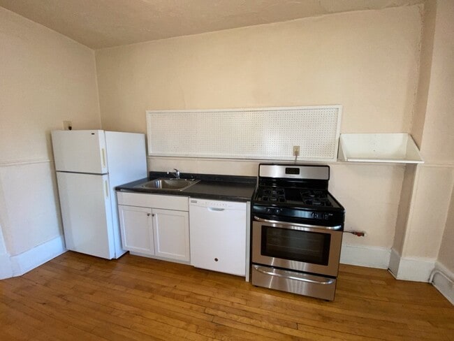 Building Photo - Upper level Corner Unit 1 Bed 1 Bath near Lake of the Isles and Walker Art Center! Description