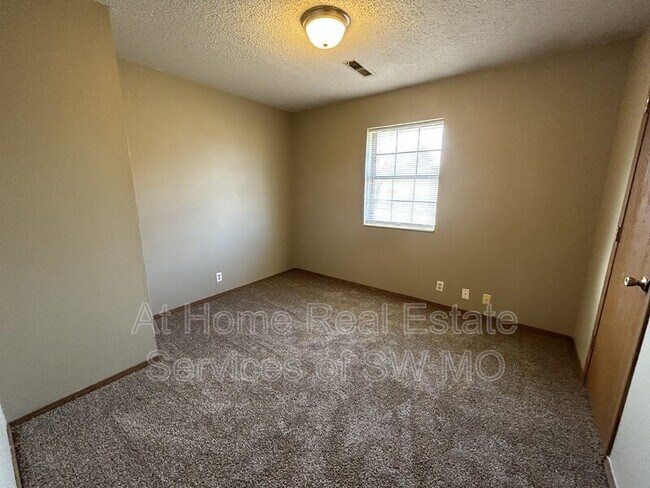 Foto del edificio - 3381 S Farm Rd 135