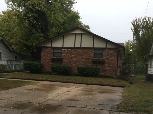 Building Photo - 815 S Chautauqua