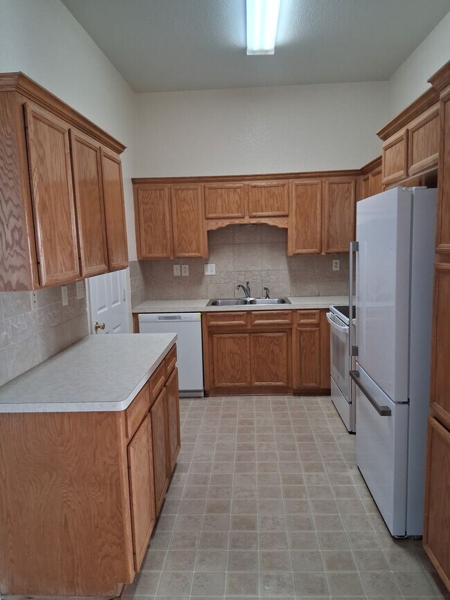 Building Photo - New Carpet & Paint