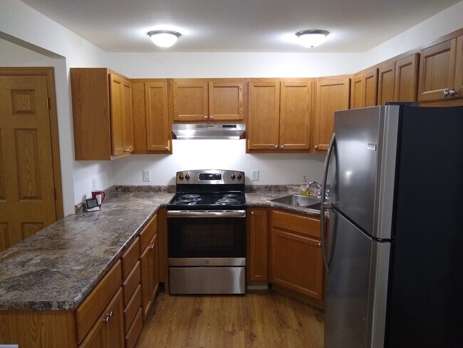 Cocina, vista alt. - Crown Pointe Townhomes - Shiloh