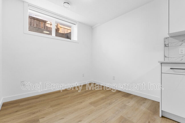 Photo du bâtiment - 15945-15106 106 Ave NW