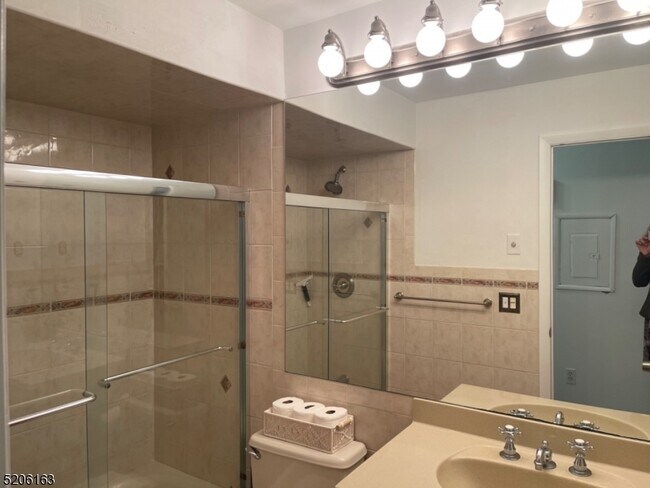 Foto del edificio - 76 Meadowview Dr