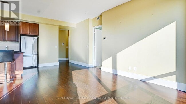 Building Photo - 70 Roehampton Ave