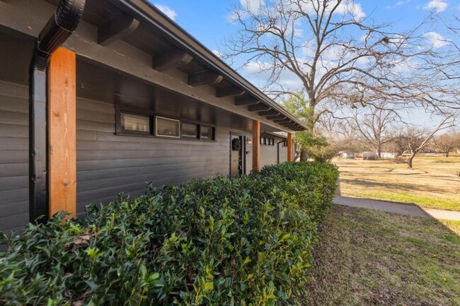 Building Photo - 419 King Cir