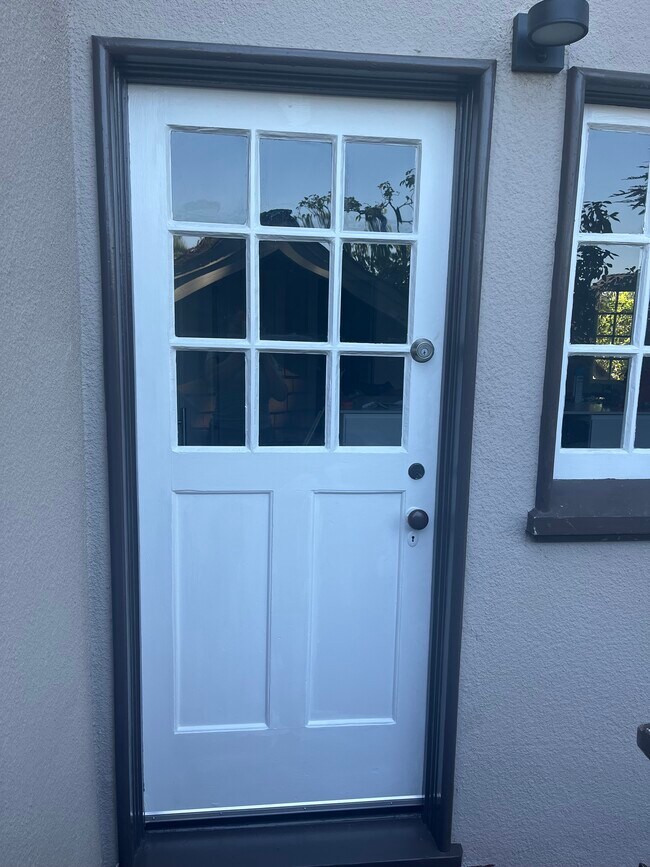 Puerta de entrada con unos 10 escalones. - 34 Oak Ridge Rd