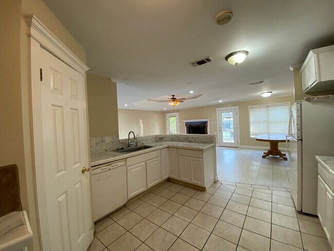 Building Photo - Discover your perfect 3 bedroom, 2 bath ho...