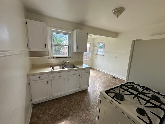 Building Photo - 27370 Pinehurst St