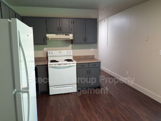 Building Photo - 117 Academy Ln