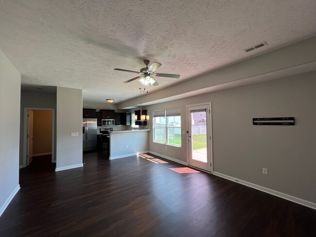 Building Photo - 3 BR 2.5 Bath Home in Del Sol Commons - Cl...