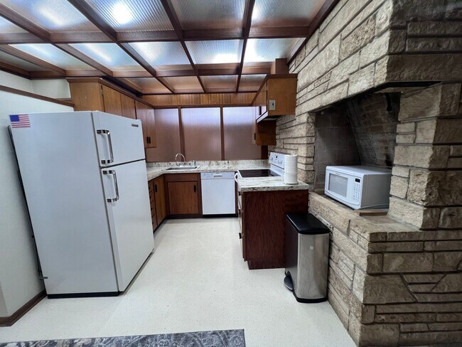 Building Photo - 2 Bedroom, 1 Bathroom Sigle Level House!