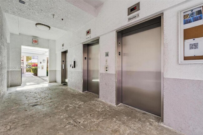 Foto del edificio - 15051 Royal Oaks Ln