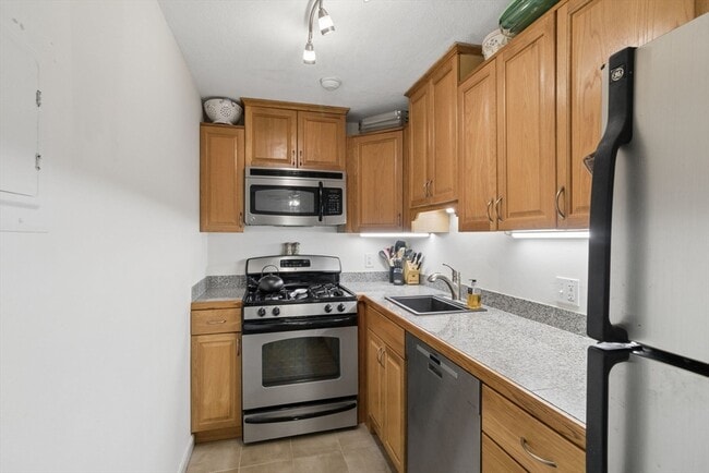 Building Photo - 8 Kenmar Dr