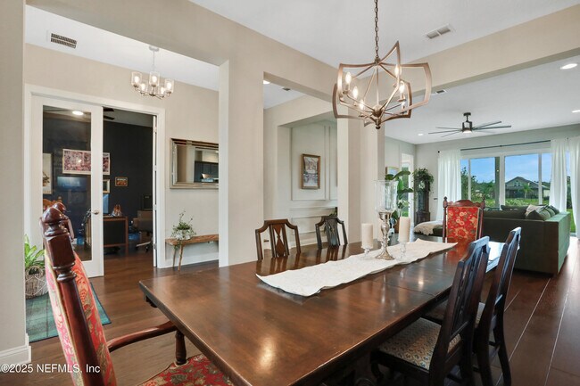 Foto del edificio - 520 Back Creek Dr