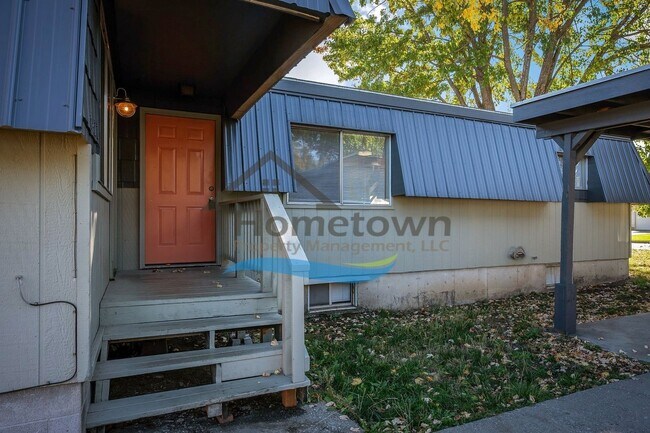 Building Photo - Large 3 Bedroom 2 Bathroom Home with Cover...