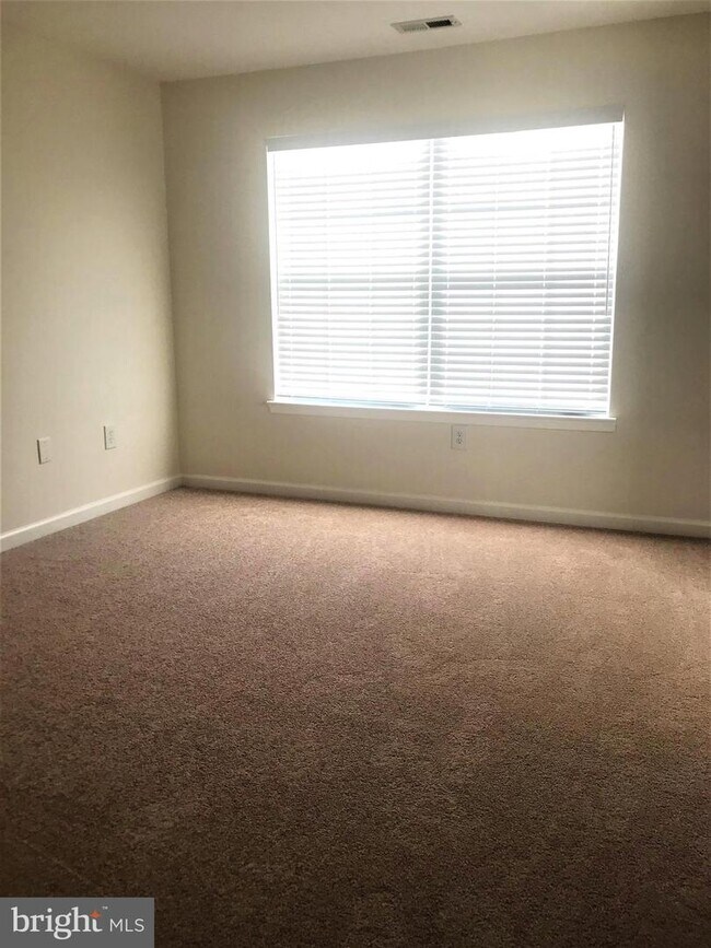 Building Photo - 9216 Ridgefield Cir