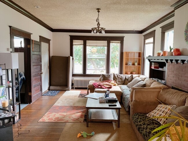 Building Photo - PRELEASE: 7 bdrm/2 bath in the York Neighb...