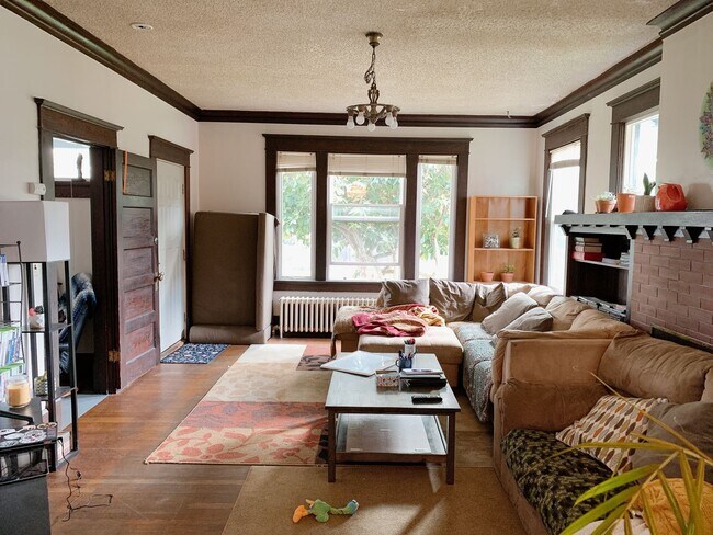 Foto del edificio - PRELEASE: 7 bdrm/2 bath in the York Neighb...