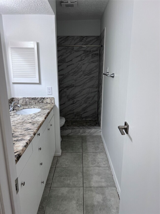 Building Photo - 10053 Westpark Dr