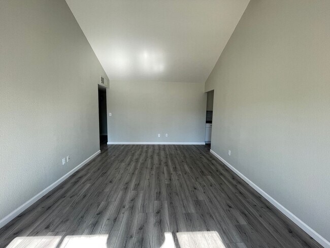 Building Photo - 2013 Scotch Pine Dr