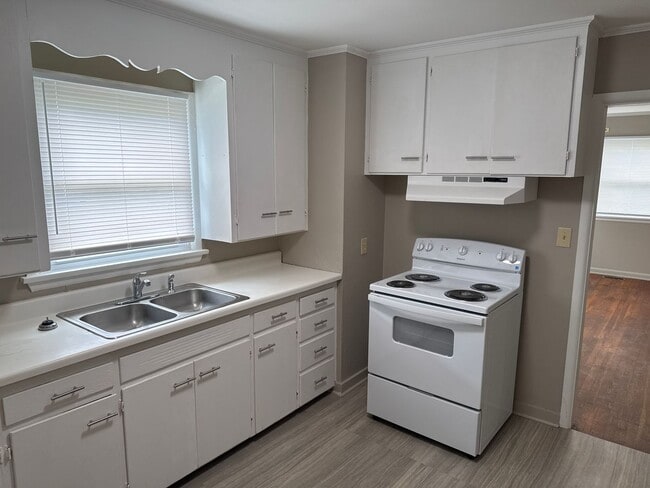 Building Photo - Nice 2 Bedroom 1 Bath bungalow! Garage! $795