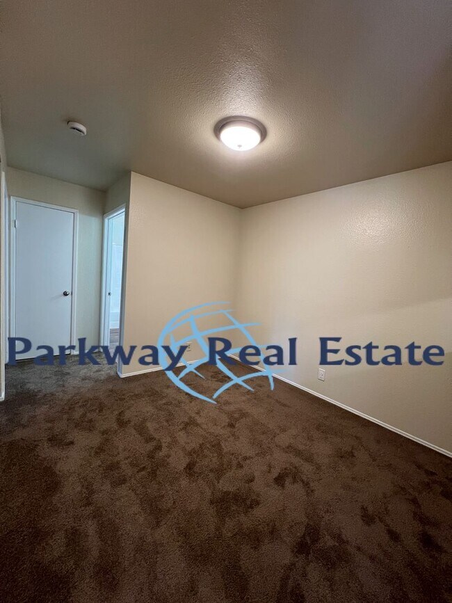 Foto del edificio - Downstairs 2 Bedroom 1 Bathroom Condo in E...