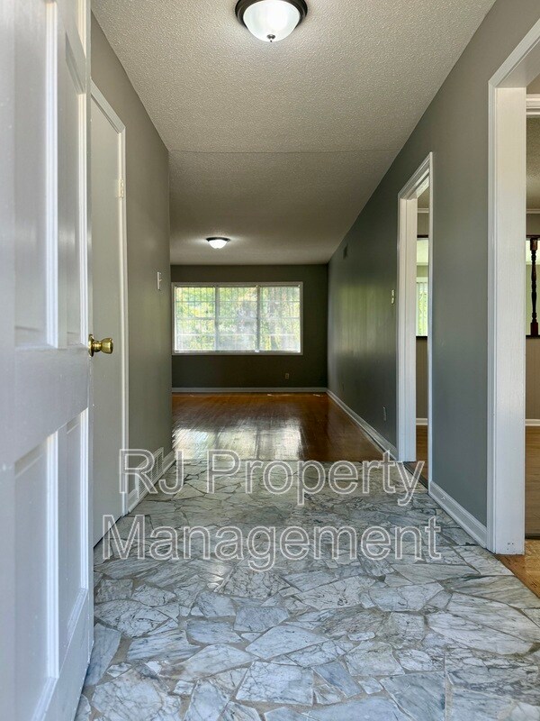 Building Photo - 1881 Andover Cove