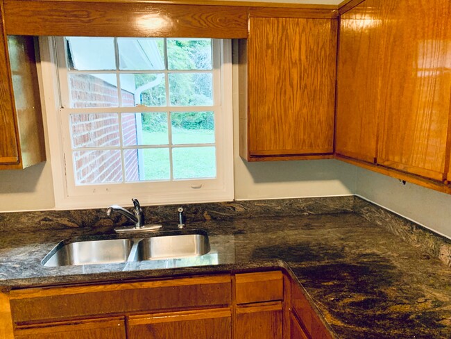 Foto del edificio - 881 Brownwood Ave SE