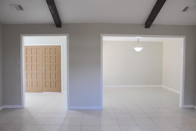 Building Photo - 13843 Maisemore Rd