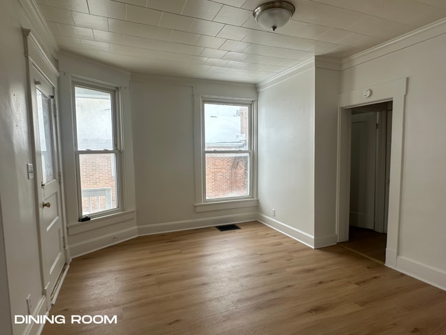 Building Photo - 1904