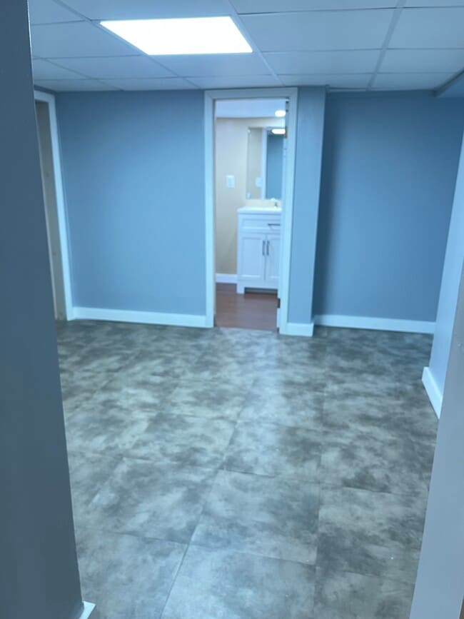 Building Photo - 10 Bresock Ln