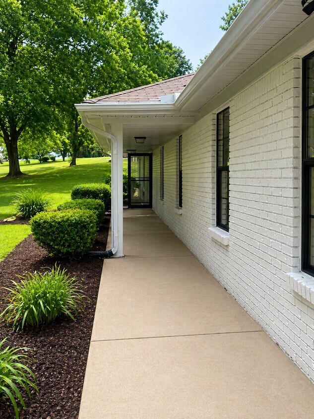 Building Photo - 6935 Meadowbrook Ln
