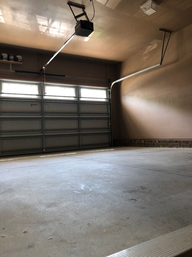 Foto del edificio - Stunning 3 bedroom, 2 1/2 bath 2 story home