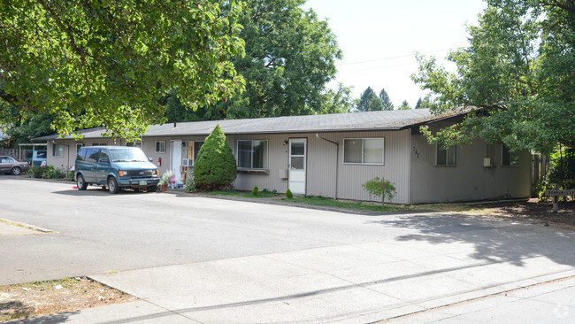 Building Photo - 736 SE 13th Ave