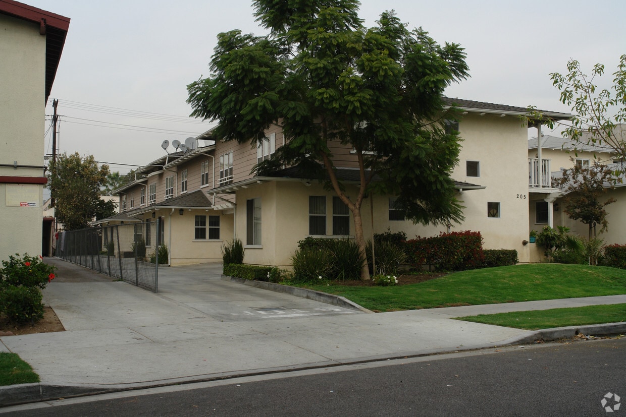 Primary Photo - 205 E Chestnut St