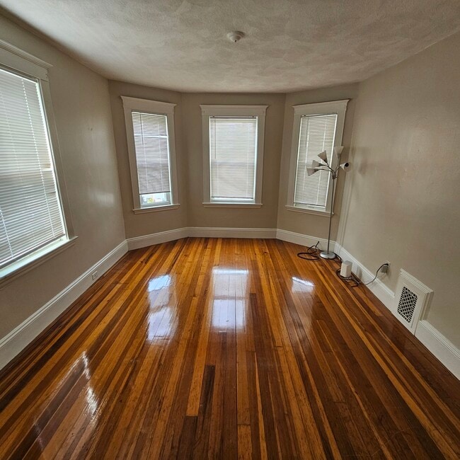 Building Photo - 53 Montfern Ave
