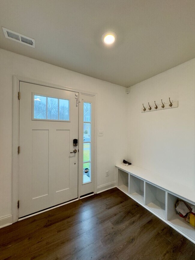 Building Photo - Spacious 4-Bedroom Townhome with Modern Am...