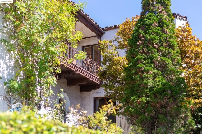 Foto del edificio - 32 Crocker Ave