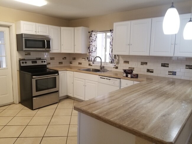 Building Photo - Spacious 3 Bedroom Home in Winter Haven