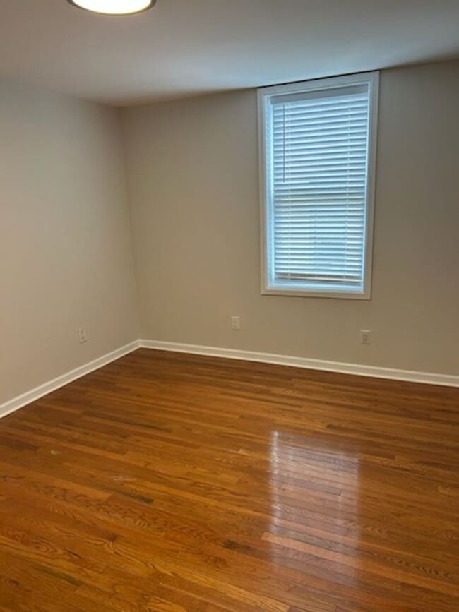 Building Photo - Large Bright  1 Bedroom Apartment