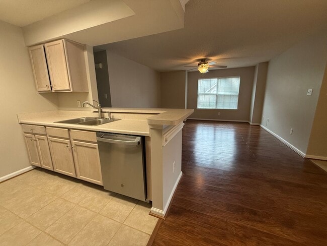 Building Photo - 2 bedroom condo in Williamsburg! Available NOW!