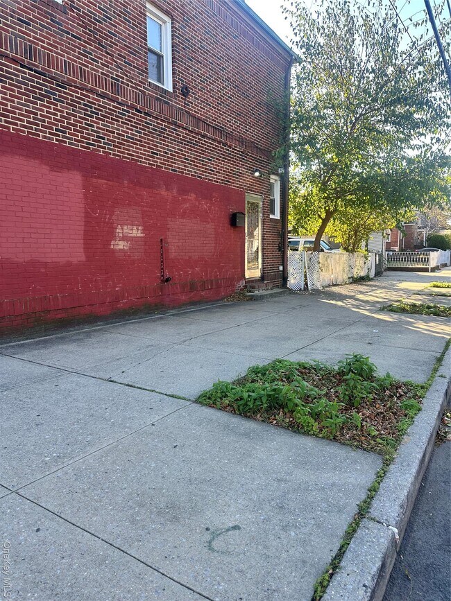 Foto del edificio - 77-02-77164 164th St