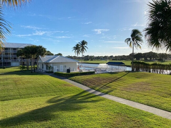 Foto del edificio - 2561 Village Blvd