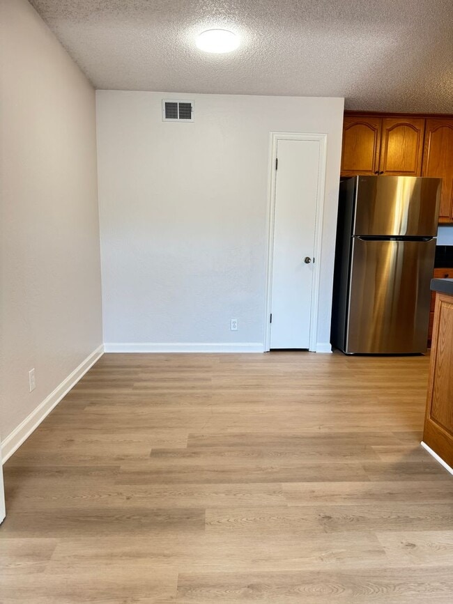 Building Photo - Welcome to this updated 3 bedroom condo with laminate vinyl plank flooring