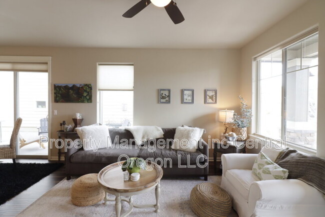 Foto del edificio - 2860 Yew Park Ln